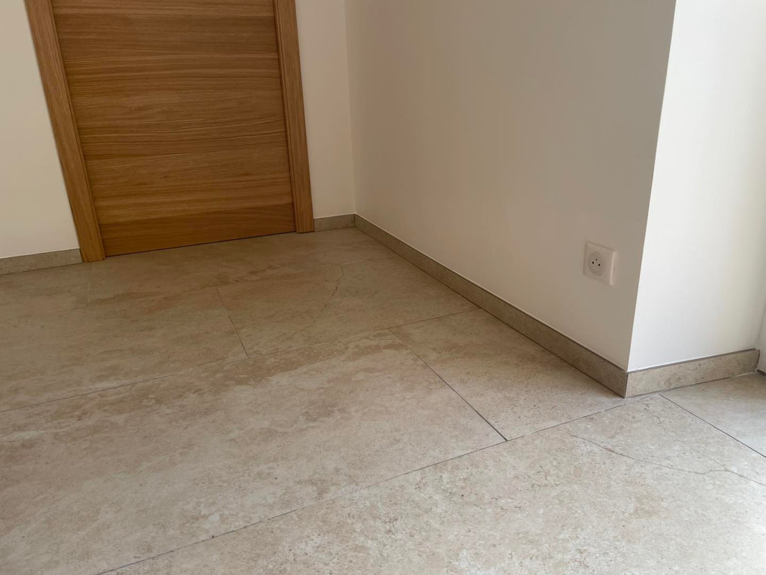 Carrelage effet travertin : pourquoi séduit-il autant en 2025 ? - Blanche Matériaux Nobles