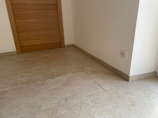 Carrelage effet travertin : pourquoi séduit-il autant en 2025 ? - Blanche Matériaux Nobles