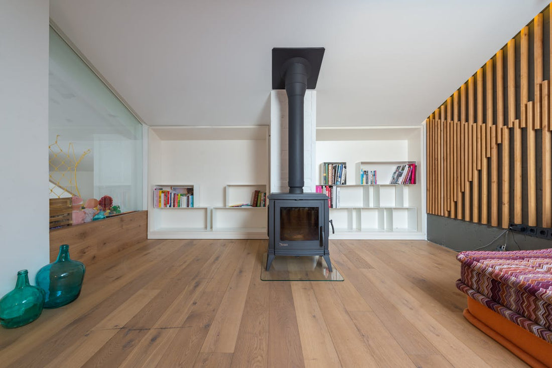 Carrelage vs parquet : Un salon moderne avec carrelage effet bois durable et élégant.