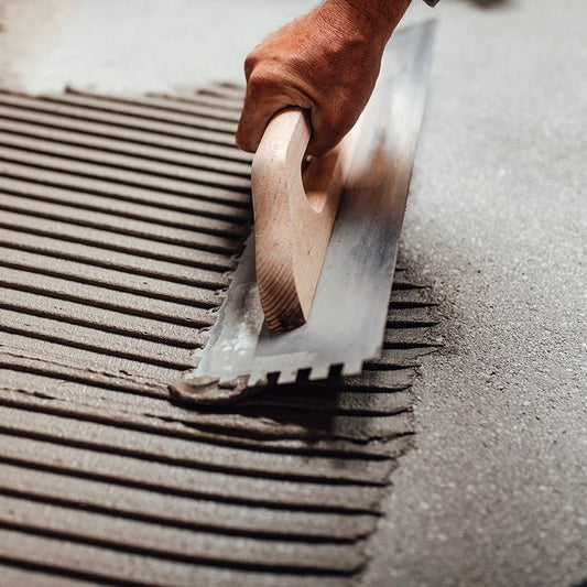 Colle à carrelage et joints : outils et matériaux pour une pose durable et esthétique.