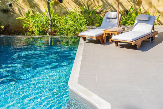 Terrasse élégante avec carrelage haut de gamme en pierre naturelle – résistance et style intemporel.