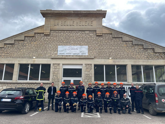 Jeunes sapeurs-pompiers en formation pratique dans l’entrepôt Blanche Matériaux Nobles à Sommedieue.