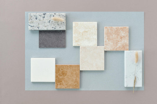 Carrelage grand format effet marbre installé dans un salon moderne.