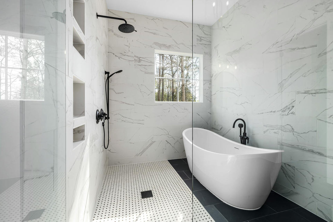 Salle de bain moderne avec carrelage imitation marbre et mosaïque antidérapante.