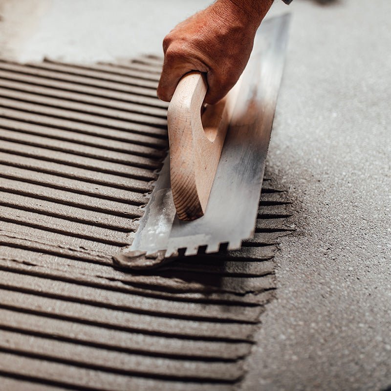 Colle à carrelage et joints : outils et matériaux pour une pose durable et esthétique.