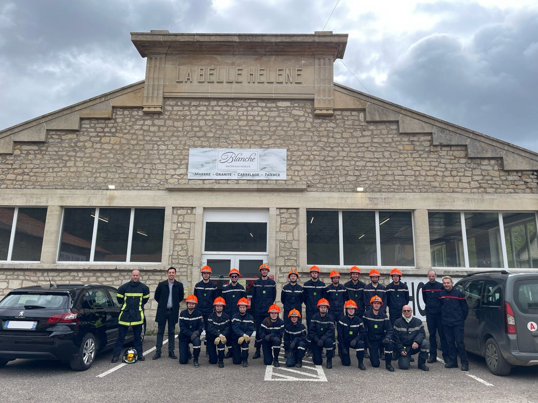 Jeunes sapeurs-pompiers en formation pratique dans l’entrepôt Blanche Matériaux Nobles à Sommedieue.