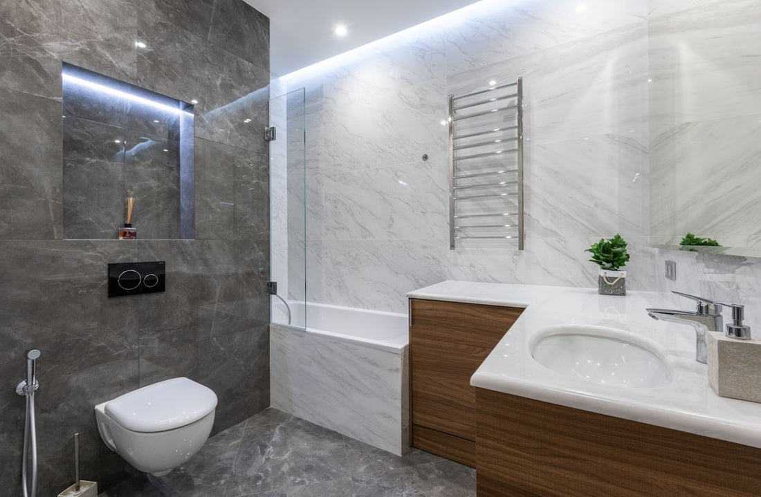 Couleurs, carrelage, éclairage, mobilier : découvrez les erreurs qui rendent une salle de bain plus petite et comment les éviter.