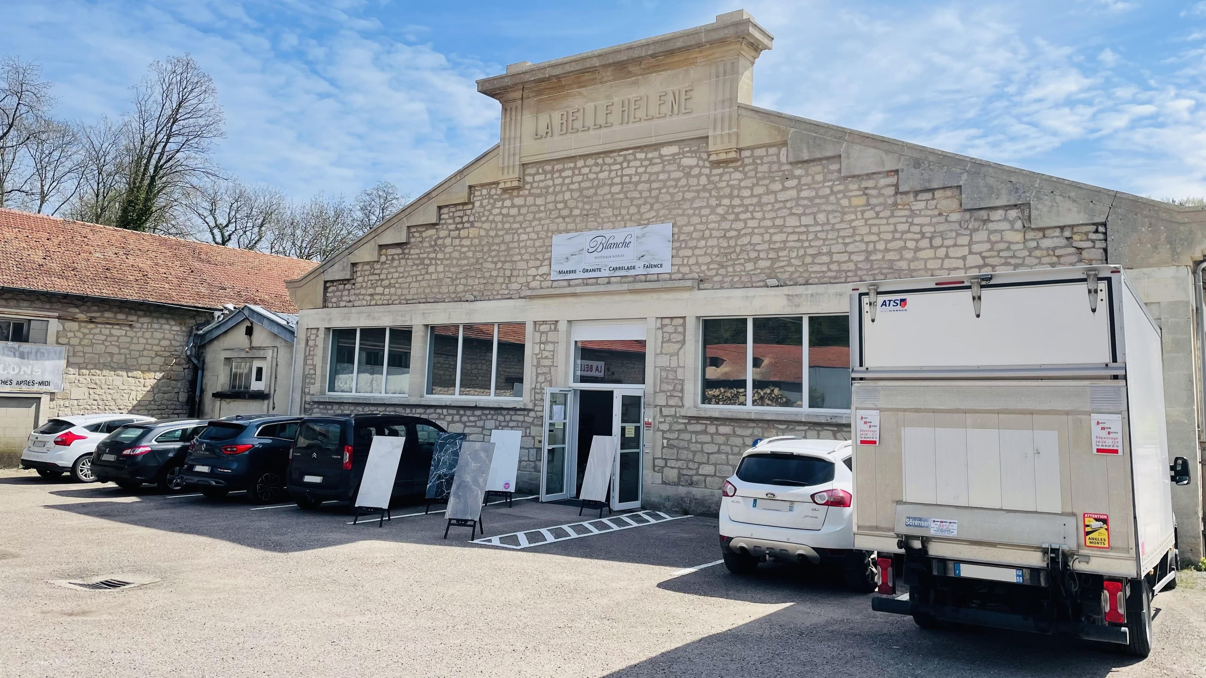 Showroom carrelage premium près de Verdun (Meuse)Vous souhaitez voir, toucher, comparer et choisir votre carrelage en toute confiance avant d’acheter ?Bienvenue chez Blanche Matériaux Nobles, showroom de carrelage premium à Sommedieue (55320), à proximité de Verdun, dans la Meuse. Ici, vous ne venez pas uniquement sélectionner un carrelage. Vous venez avec un projet, et vous repartez avec une recommandation claire, cohérente, et une vraie sérénité pour la suite de votre chantier.Devis gratuit.